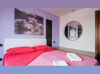 Roomgo IT - CAMERA MATRIMONIALE CON BAGNO PRIVATO IN ATTICO., Centrale - Loreto - 680 € al mese
