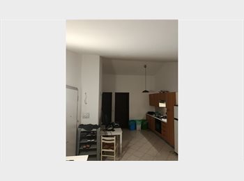 Roomgo IT - : Bright apartment with sea view and two balconies, rooms available, Soverato - 280 € al mese