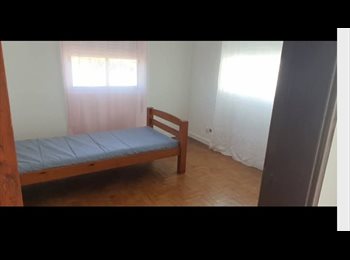 Roomgo PT - Quartos em Ambiente Exclusivo Feminino – Centro Histórico de Alenquer (Junto ao Mercado), Portugal - 325 € Por mês