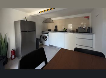 Roomgo PT - Quarto Duplo em Studio (valor por pessoa/cama), Porto - 400 € Por mês