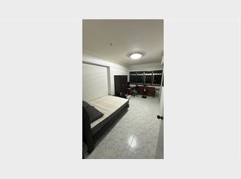 Roomgo SG - Blk 509 Master Bedroom available for rent very near to Segar LRT, Bukit Panjang - $900 pm