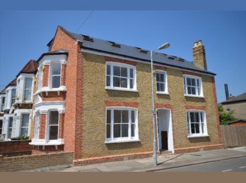 Roomgo UK - Lovely double room in stunning large house with garden, Ladywell - £950 pcm