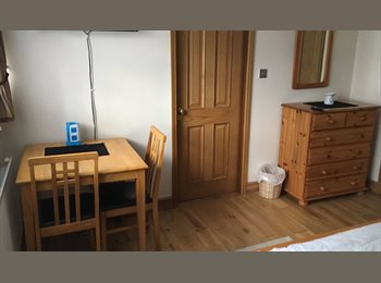 Roomgo UK - A Lovely Very Large Ensuite Double Bedroom Fully Furnished almost a Flat in its Self, Aldershot - £600 pcm