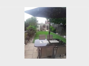 Roomgo UK - Double room available in very clean, friendly, non smoking house, close to town ctre & train station, Kettering - £400 pcm
