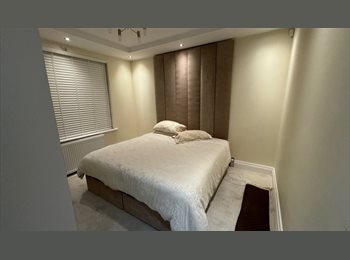 Roomgo UK - Modern Spacious Double Bedroom Available, Gants Hill - £850 pcm