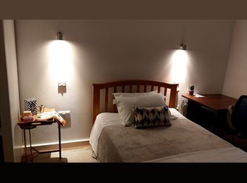 Roomgo UK -  LARGE FURNISHED ROOM WITH PRIVATE BATHROOM – QUIET PROFESSIONAL HOME – BILLS INCLUDED, Dalston - £1,300 pcm