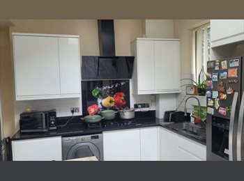 Roomgo UK - Newly furnished room with massive storage, South Norwood - £550 pcm