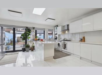 Roomgo UK - DOUBLE ROOM FEMALE ONLY, Kingsbury - £950 pcm