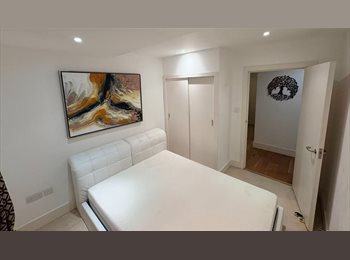 Roomgo UK - Bright Furnished Room with Private Bathroom in Wimbledon, Wimbledon - £1,100 pcm