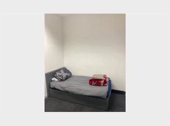 Roomgo UK - Furnished en-suite double near Goodmayes Station, Goodmayes - £750 pcm