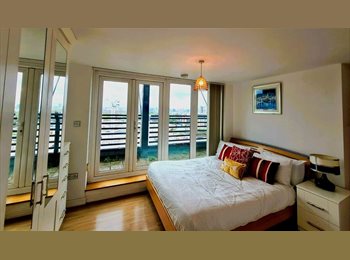 Roomgo UK - Bright and Spacious Ensuite Double Room in Top-Floor Flat Near Stratford, with an amazing view of Ca, Old Ford - £1,200 pcm