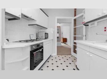 Roomgo UK - Bedroom available on flat in the Royal Mile, Edinburgh - £725 pcm