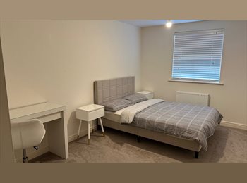 Roomgo UK - Spacious Double Ensuite Room in 2 Bed flat, Watford - £1,150 pcm