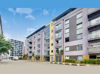 Roomgo UK - Quiet Double Room with Your Own Private Bathroom, Deptford - £1,100 pcm