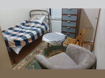 Roomgo UK - A Peaceful tiny room, Govanhill - £420 pcm
