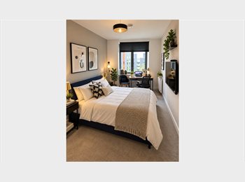 Roomgo UK - Stunning Double Room | Private Bathroom | Skyline, Poplar - £1,600 pcm