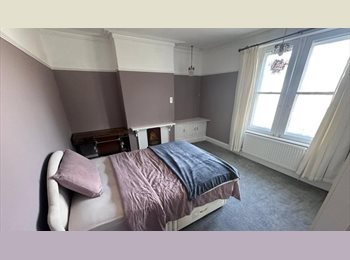 Roomgo UK - £700 PM for Spacious Double Room in Victorian House, Knowle - £700 pcm