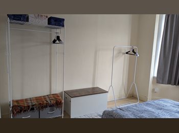 Roomgo UK - Large Spacious Double Room w, Loxford - £800 pcm