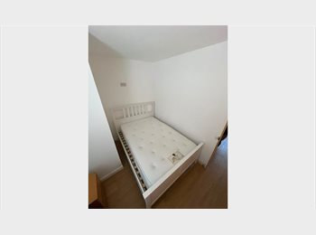 Roomgo UK -  Bright & Spacious Large Single Bedroom – High Street, Paulton (BS39) , Bath - £550 pcm