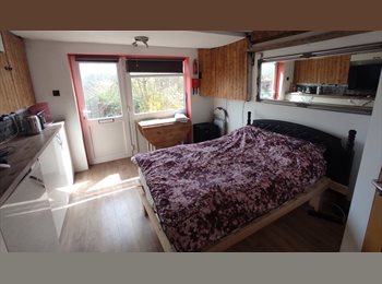 Roomgo UK - Studio room with en-suite & private entrance - bills included, Withdean - £775 pcm