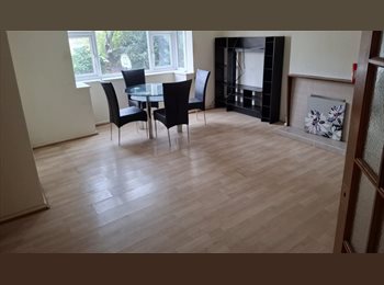 Roomgo UK - 2 Bed apt with garden, Cockfosters - £1,600 pcm