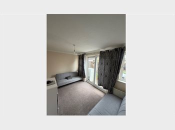 Roomgo UK - Room with exclusive garden access, Barking - £800 pcm