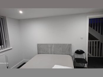 Roomgo UK - Double Room Available Near Brunel University/Hillingdon Hospital, Cowley - £890 pcm