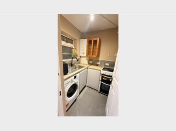 Roomgo UK - Outbuilding room for rent, Heston - £1,000 pcm