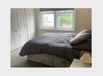Roomgo UK - Double rooms in a shared house, Talbot Village - £600 pcm