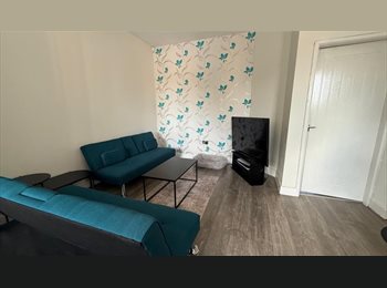 Roomgo UK - Spacious Double Room in Modern Solihull Flatshare (£700/mo Inc. Bills), Wells Green - £700 pcm