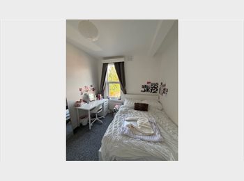 Roomgo UK - Tenancy Takeover - Furnished Double Room in Student House, Headingley - £606 pcm