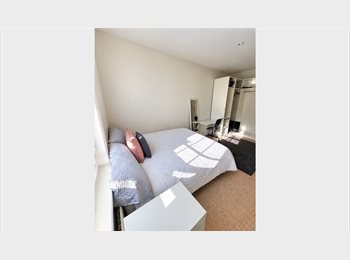 Roomgo UK - Spacious Furnished Double Room in 6-Bed Country House — Warlingham CR6 (All Bills Included), Warlingham - £700 pcm