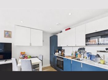 Roomgo UK - Double Room with Private Bathroom | Bills Included, Addlestone - £799 pcm