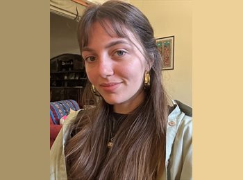 Roomgo UK - Evelina - 25 - Northern Quarter