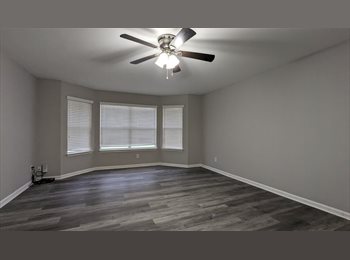 Roomgo US - Spacious Room for Rent, Far West side - $600 pm