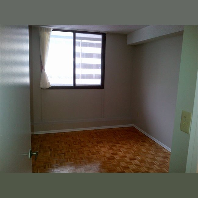 Room for rent in Carlton Street, Old Toronto apartment for rent