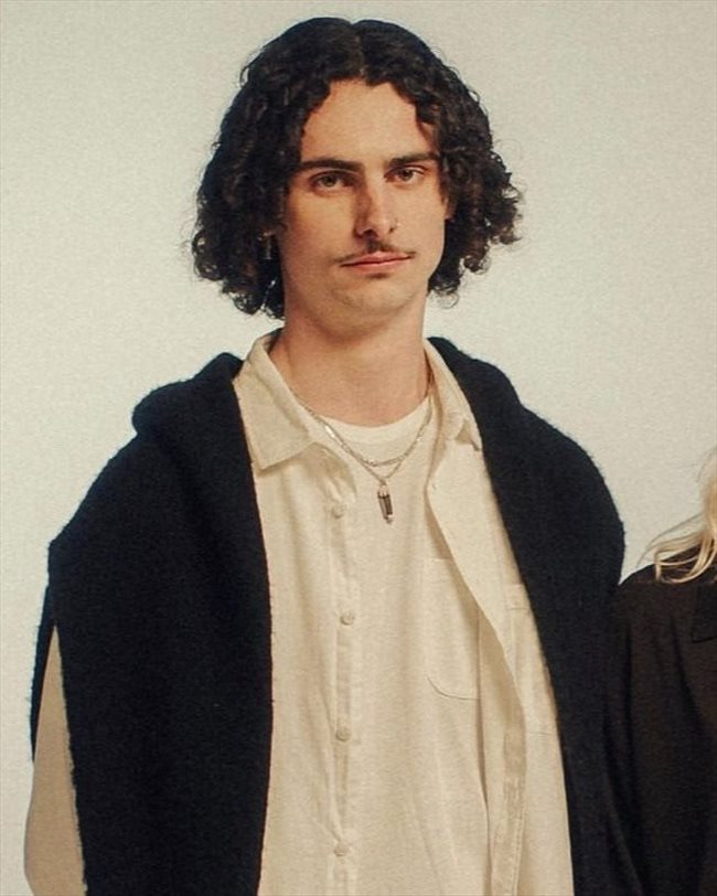 Looking for a room to rent in Charing Cross Harry 24