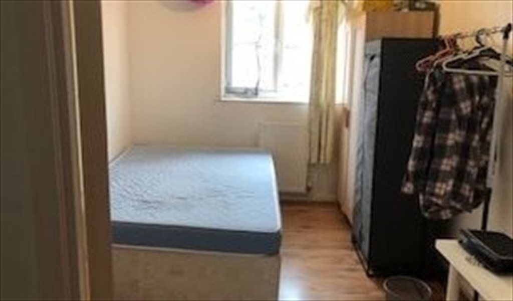 Room to rent in Bramwell Drive, Manchester A big double room to Let