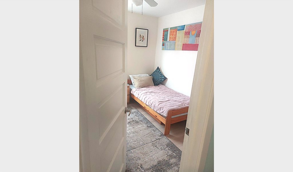 Room for rent in Kane Avenue, York Affordable, clean and sunny rooms