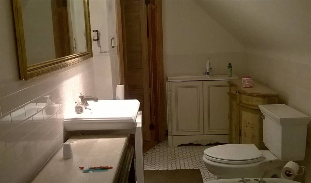 Room for rent in East Cliveden Street, East Germantown MM ROOMS