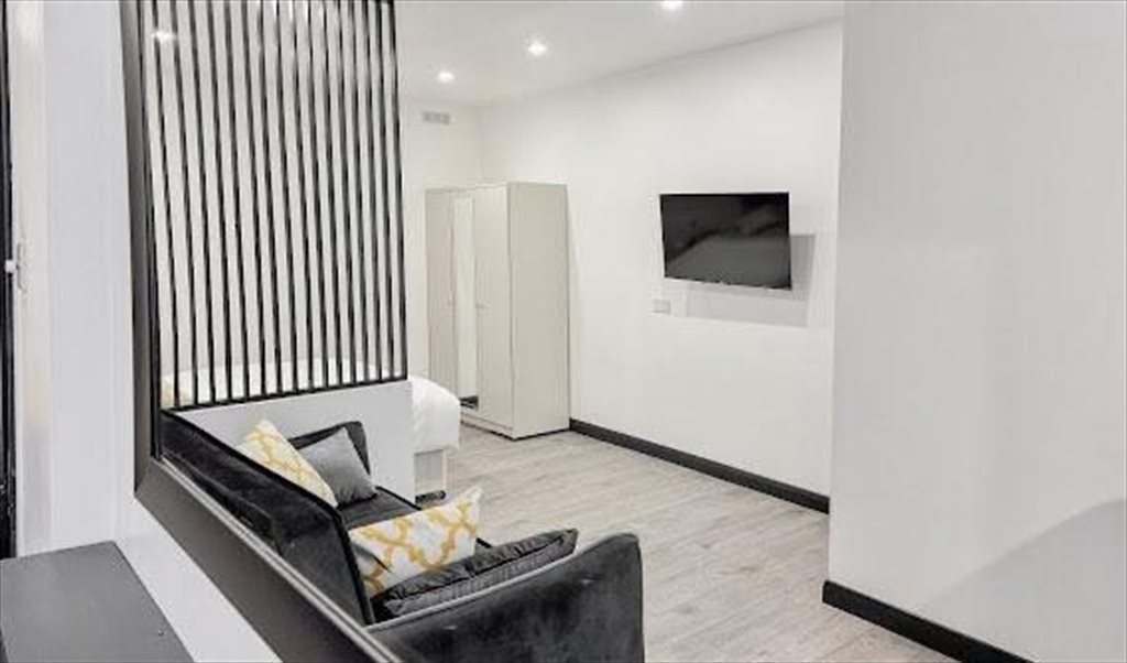 Room to rent in Stoke Newington High Street, Hackney Spacious modern